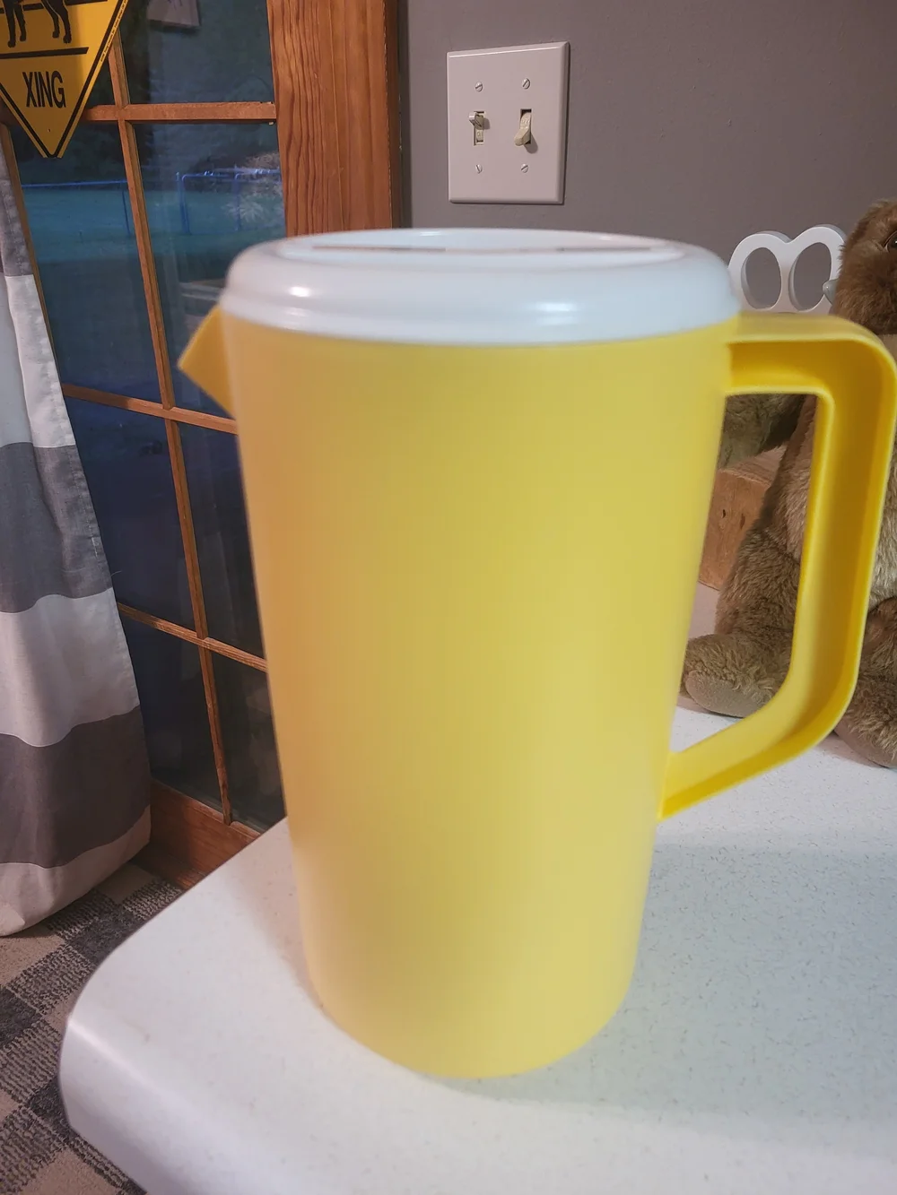 Vintage Rubbermaid Pitcher 2 1/4 Quart Yellow with White Lid J2445, 2129ML